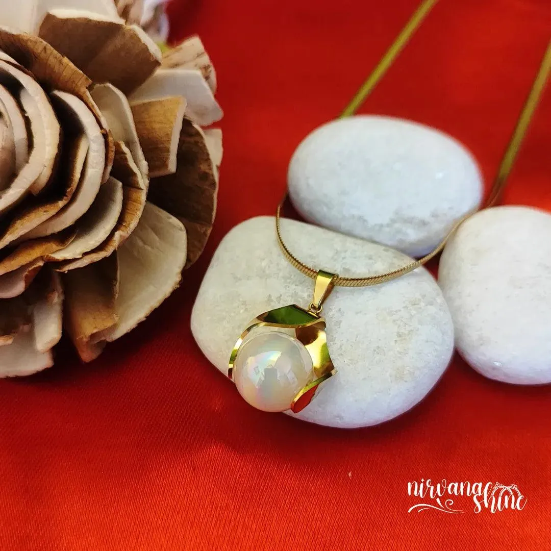 Mother of Pearl Pendant Necklace