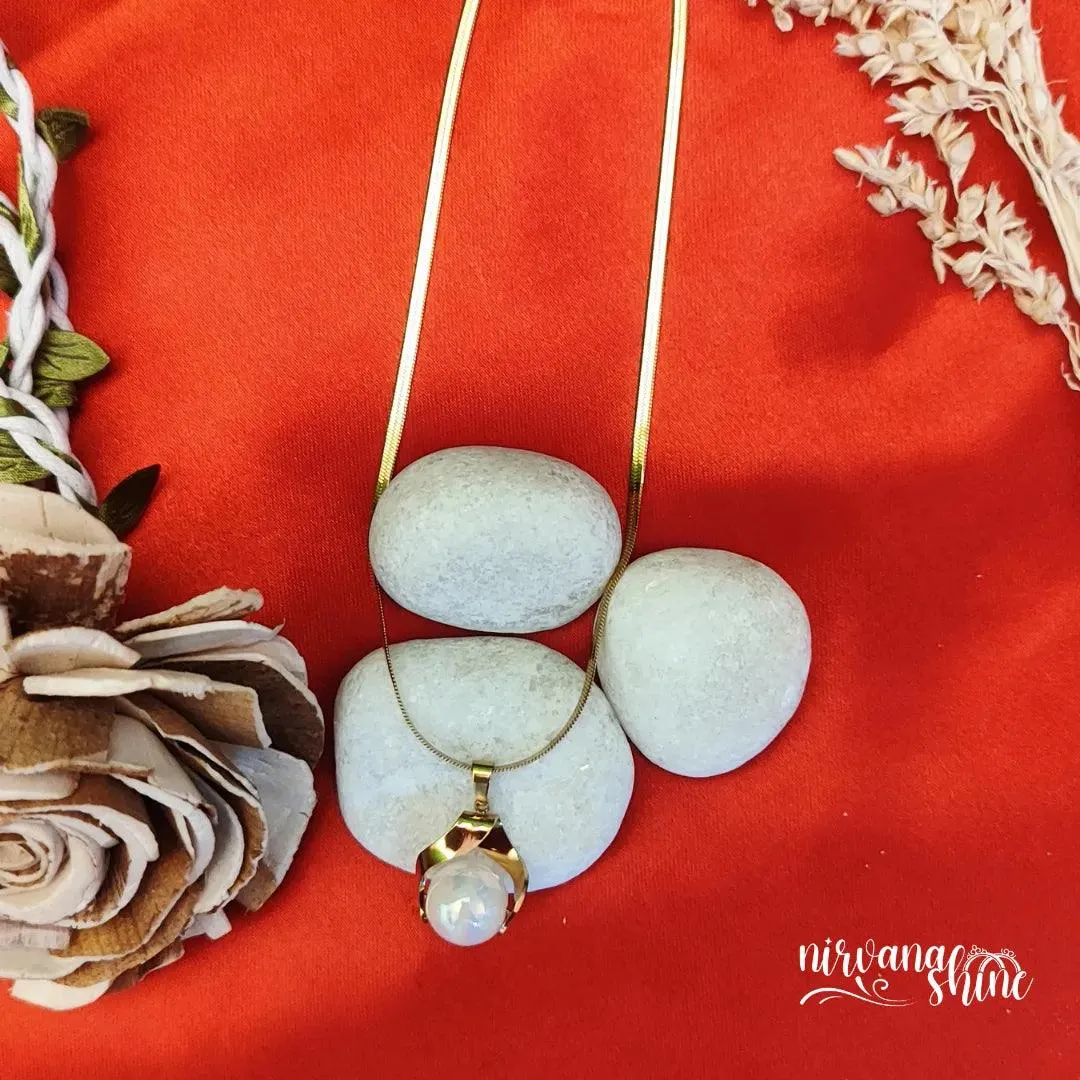 Mother of Pearl Pendant Necklace