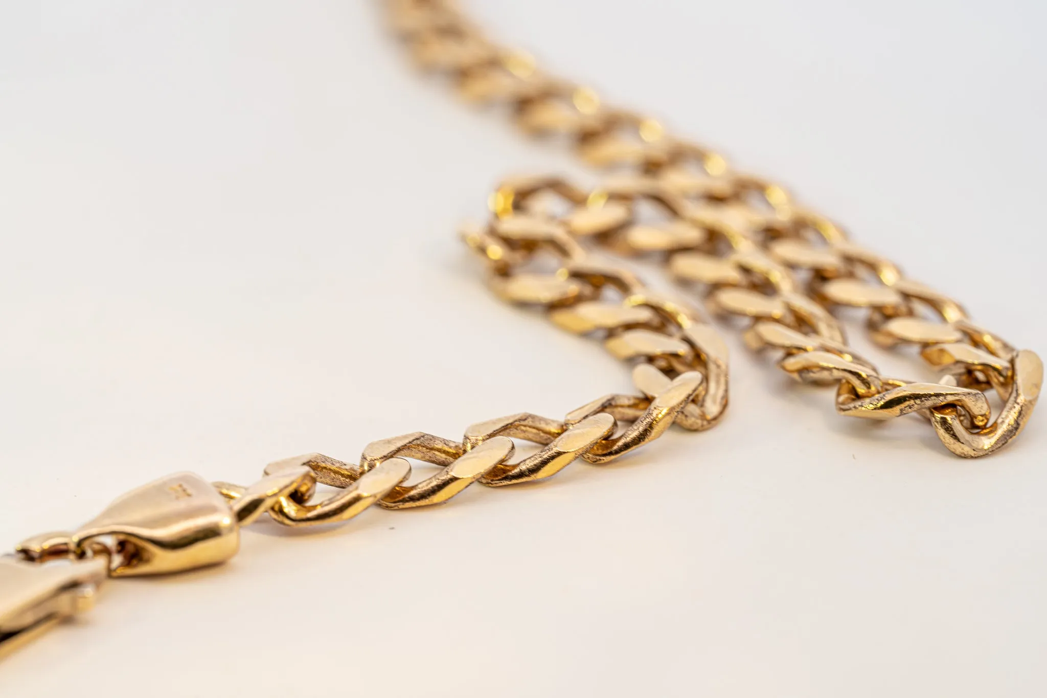 Showcasing a Masterpiece: The Yellow Gold Curb Link Chain!