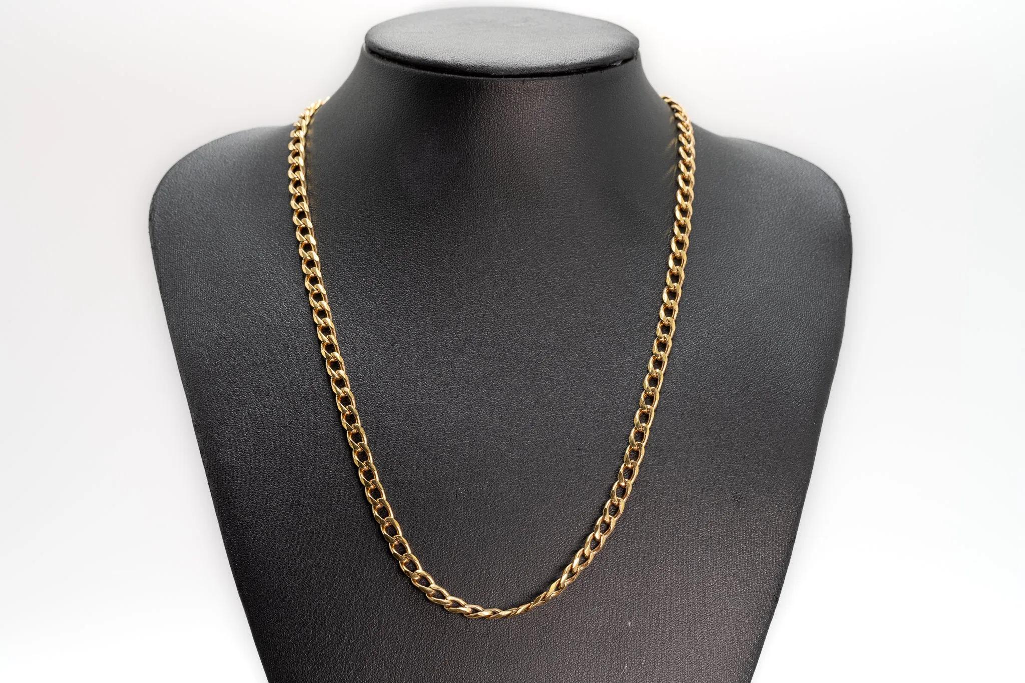 Showcasing a Masterpiece: The Yellow Gold Curb Link Chain!