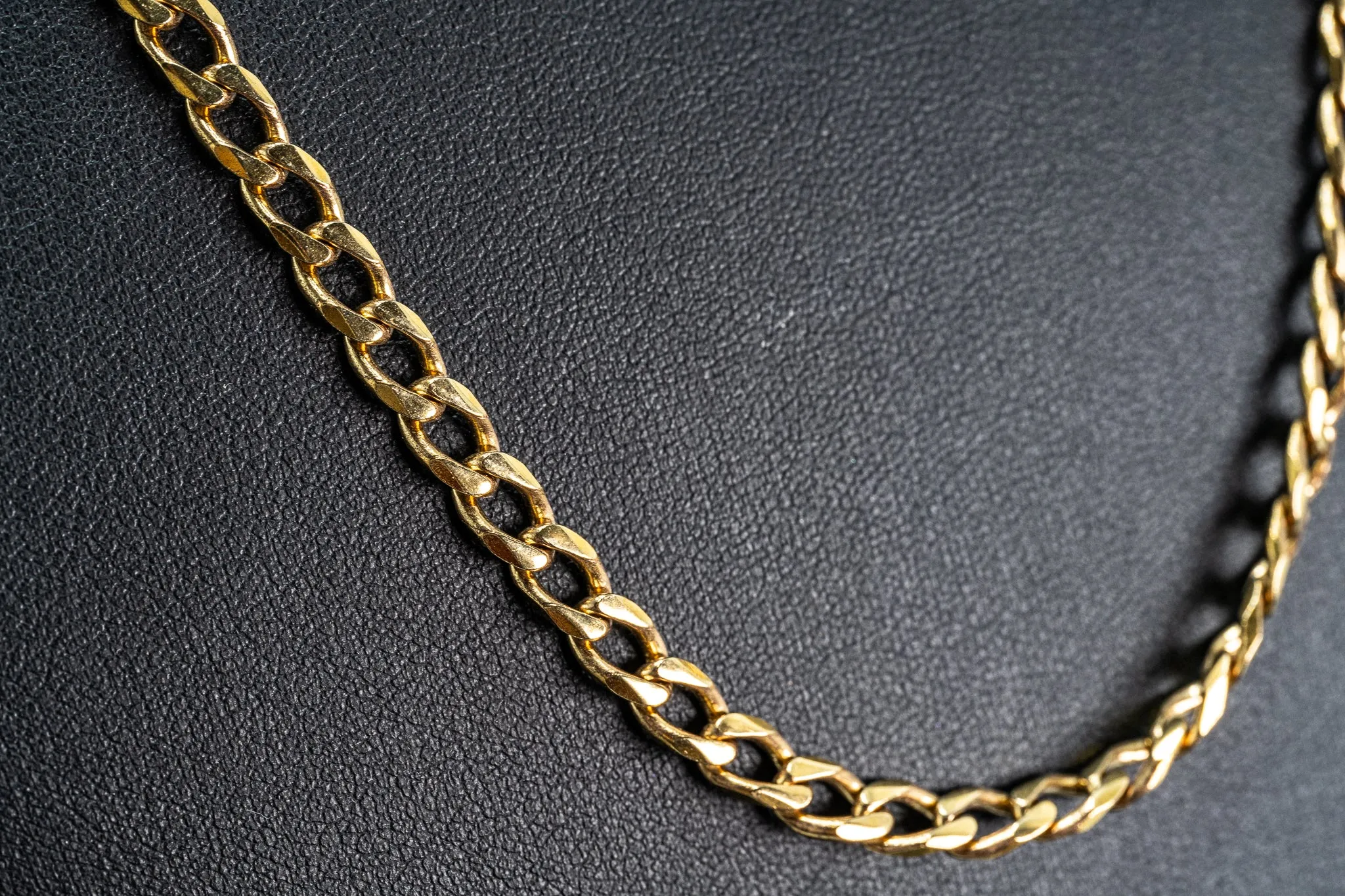Showcasing a Masterpiece: The Yellow Gold Curb Link Chain!